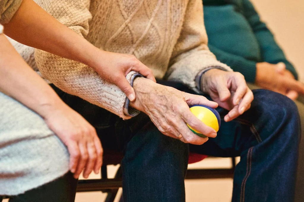 Top 5 Benefits of Hiring a Professional Caretaker for Seniors